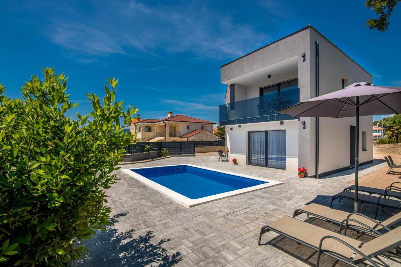 Apartments Villa "Aurea" With Pool Veglia Exterior foto