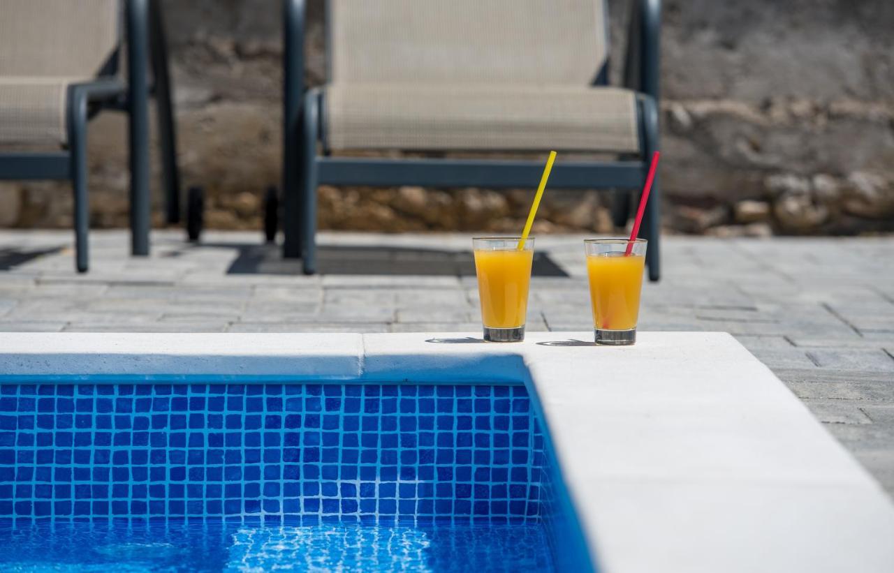 Apartments Villa "Aurea" With Pool Veglia Exterior foto