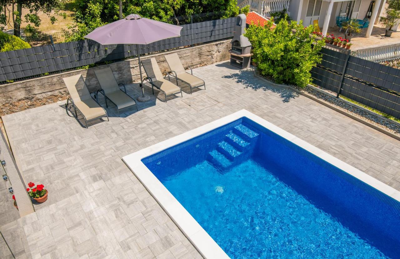 Apartments Villa "Aurea" With Pool Veglia Exterior foto