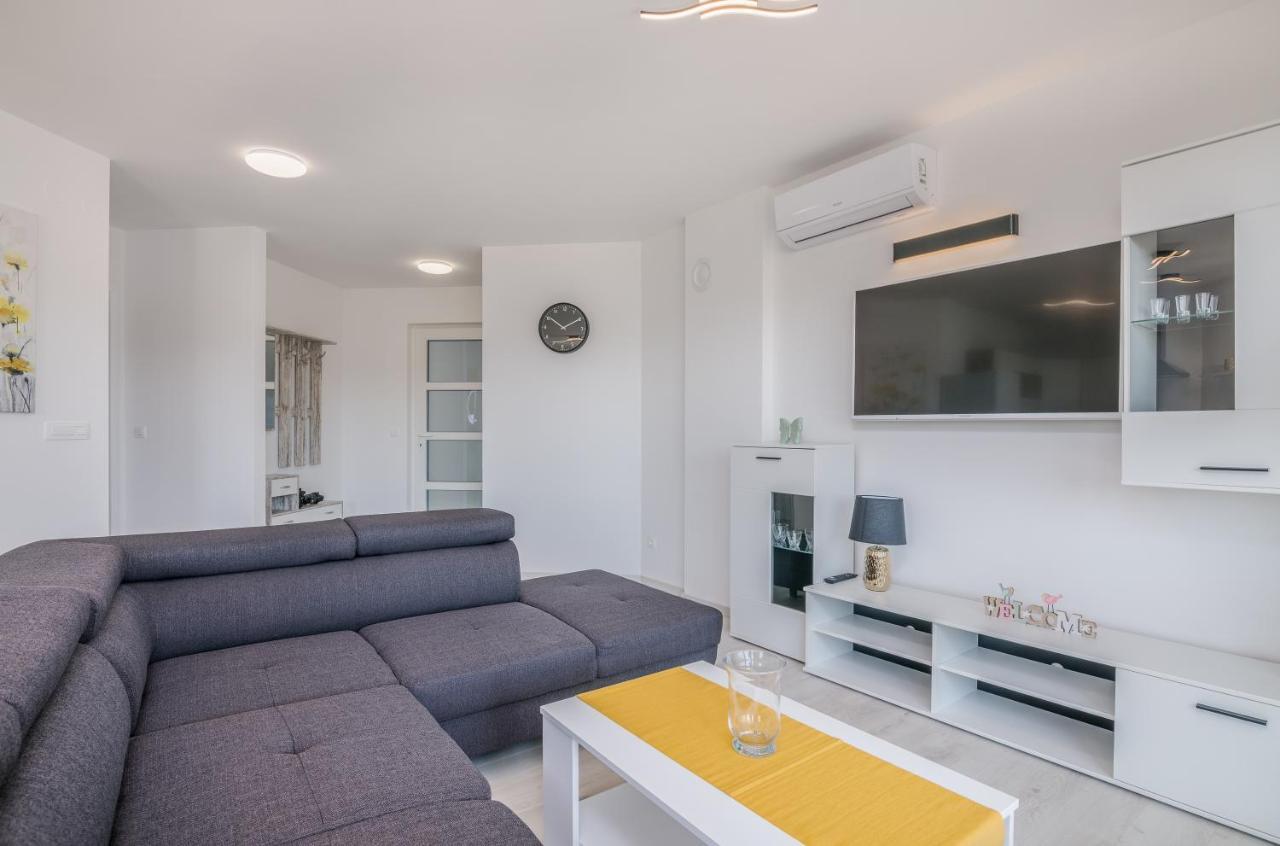 Apartments Villa "Aurea" With Pool Veglia Exterior foto