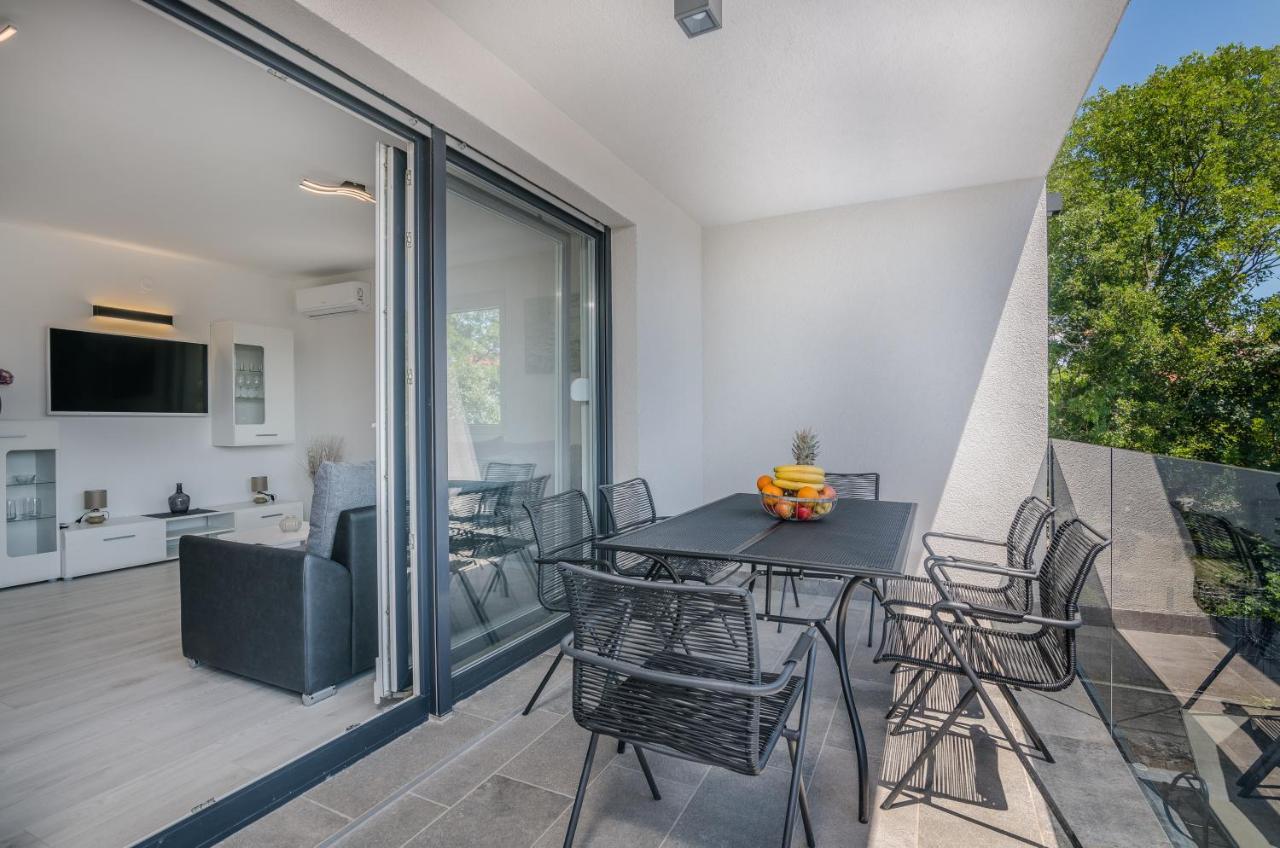Apartments Villa "Aurea" With Pool Veglia Exterior foto