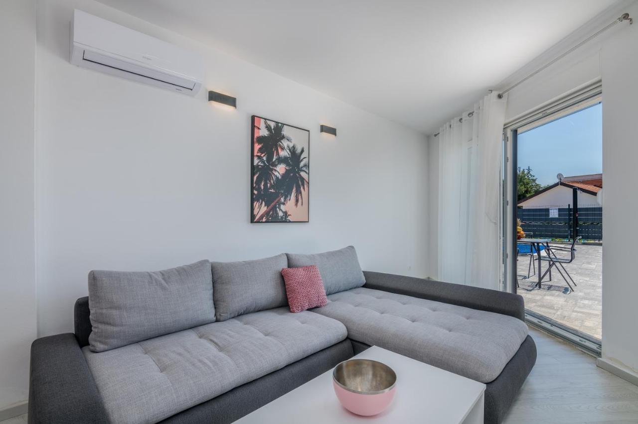 Apartments Villa "Aurea" With Pool Veglia Exterior foto